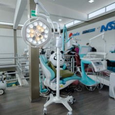Lámpara Dental Quirúrgica Roentgen RTG-LQP Versión Pedestal Móvil (producto de exhibición)