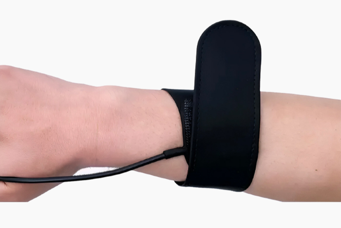 Brazalete electrodo neutro colocado en la muñeca